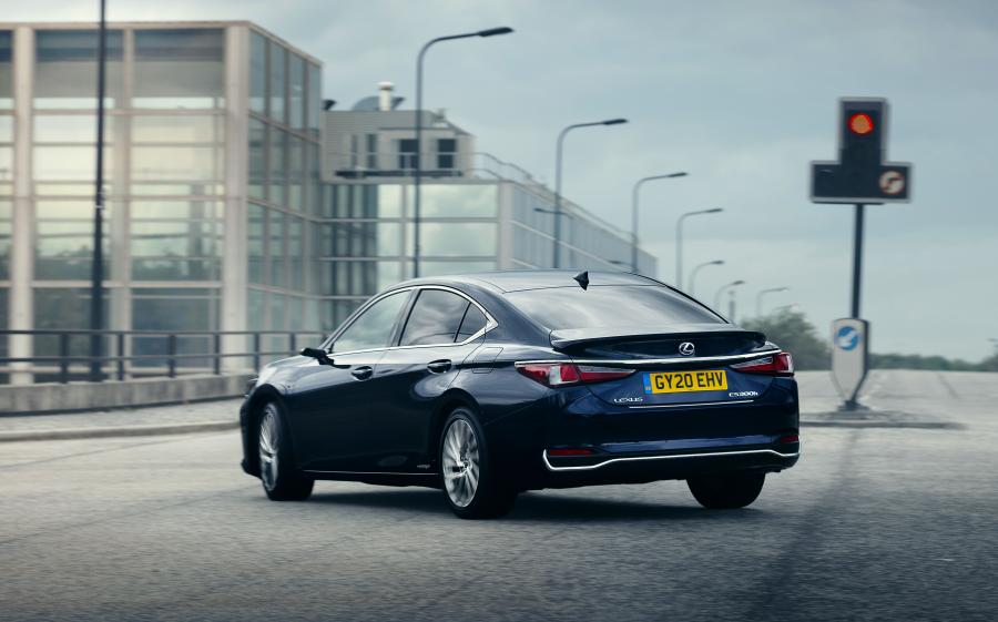  Lexus ES300h with Digital Door Monitors 2020 года  (UK) (фото 6 из 40)